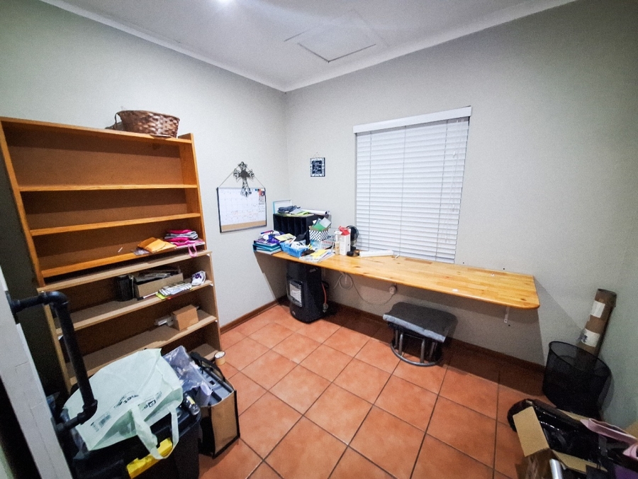 4 Bedroom Property for Sale in Kannoniers Park North West